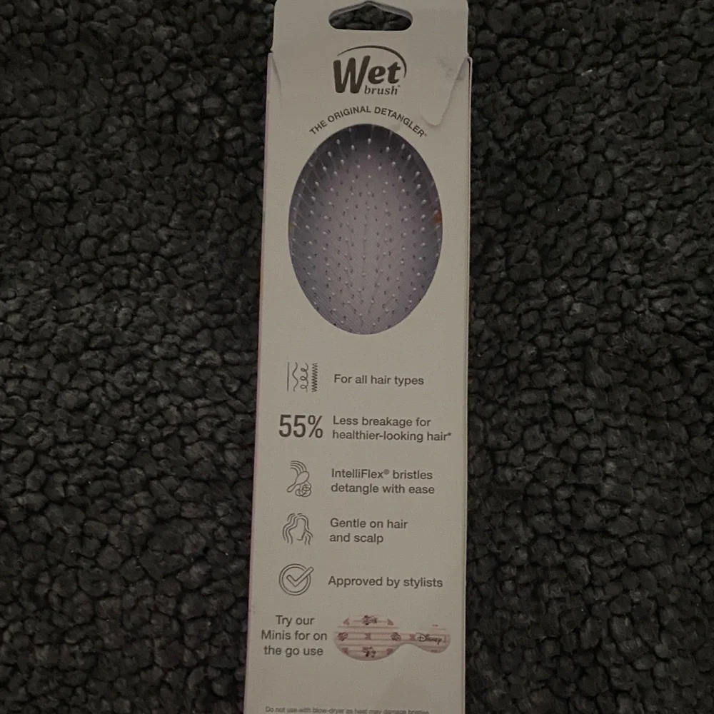 NIB/ NWT Disney Original Detangler Brush with Daisy Duck and Floral Design